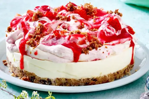 Eine cremige Erdbeer Kokos Torte mit frischen Erdbeeren, Sirup und knusprigen Streuseln.