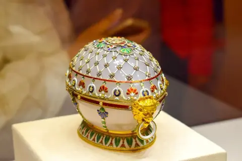 Un prezioso uovo Fabergé, decorato con smalti e gemme, con un leone dorato. Quante sono le meraviglie che nasconde?
