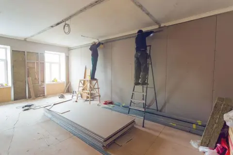 Jak przykleić płytę karton gips do ściany bez błędów i problemów