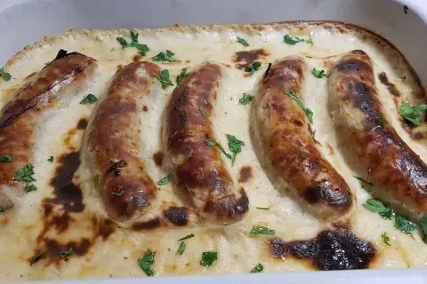 Pyszna kiełbasa w sosie śmietanowym – proste przepisy na każdą okazję