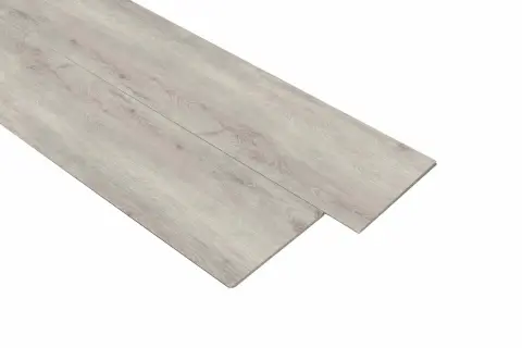 Dos tablas de vinilo autoportante con acabado de madera gris claro, listas para instalar.