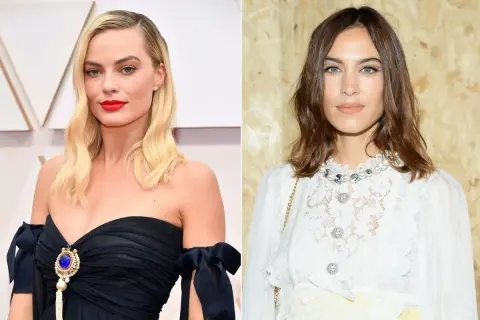 Margot Robbie z blond włosami i przedziałkiem z boku, Alexa Chung w białej koronkowej bluzce.