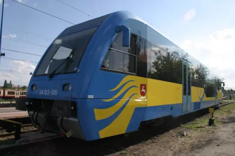 Niebiesko-żółty szynobus SA 103-005 czeka na pasażerów. Sprawdź szynobus Parczew Lublin godziny odjazdu i ruszaj w podróż!