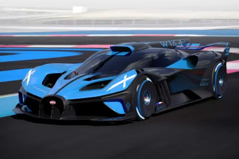 Niebiesko-czarny Bugatti Bolide z białymi akcentami pędzi po torze wyścigowym.
