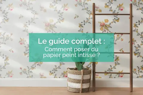 Le guide complet : comment poser du papier peint intissé ? Un décor floral et une échelle en bois pour une ambiance chaleureuse.