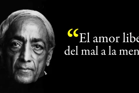 Primer plano de Jiddu Krishnamurti, con la frase "El amor libera del mal a la mente". Krishnamurti frases inspiradoras.