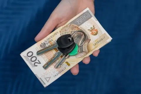Kluczyki do samochodu i 200 zł. Koszt rejestracji samochodu ga może być wysoki.