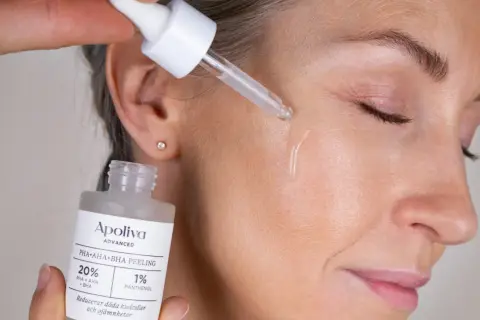 En droppe av Apilivas PHA+AHA+BHA peeling appliceras på huden. Produkten lovar att reducera döda hudceller och ojämnheter.