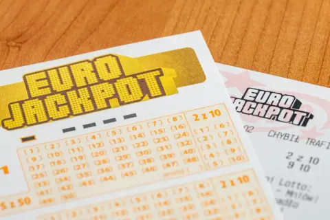 Eurojackpot na stole. Czy to prawda o rzekomym błędzie systemu w Norwegii, który udawał miliony wygranej?