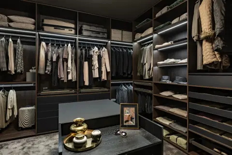 Elegancka garderoba z wieszakami, półkami i szufladami. Inspiracja, jak urządzić garderobę, by była funkcjonalna i stylowa.