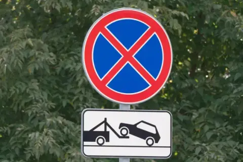 Mandat za parkowanie na chodniku – ile zapłacisz za wykroczenie?
