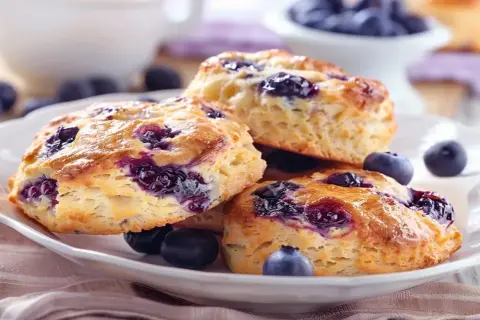 Färska blåbärsscones, perfekta för en mysig fika. En härlig sconesmix som doftar sommar.