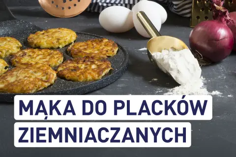 Złociste placki ziemniaczane na patelni, obok jajka, cebula i miarka mąki. Jaka mąka do placków ziemniaczanych?
