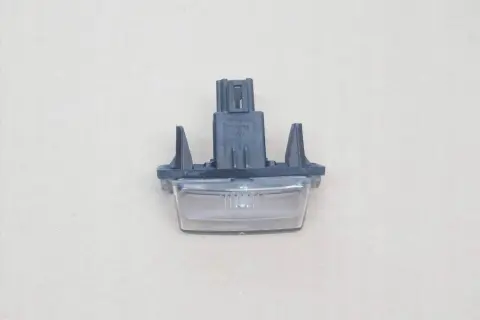 Lampa tablicy rejestracyjnej do Toyota Verso, niezbędna do wymiany żarówki.