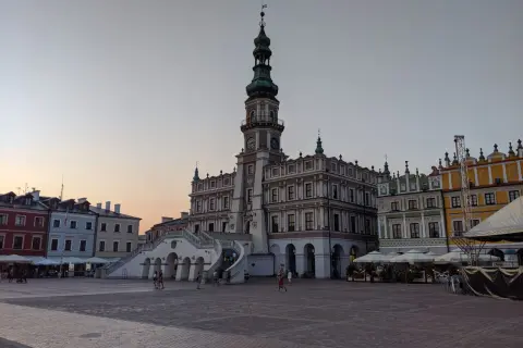 Rynek w Zamościu, z Ratuszem i kolorowymi kamieniczkami, tętni życiem. Spacerując po nim, czujesz atmosferę miasta, jakbyś podróżował przez Chełm i Krasnystaw.