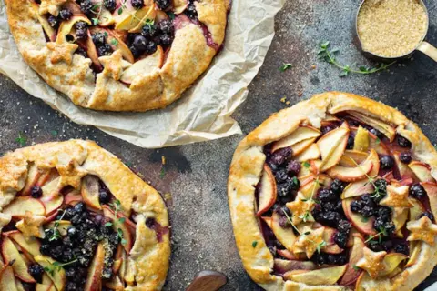 Tre gallette dolci con mele e mirtilli, perfette per una ricetta facile e golosa.