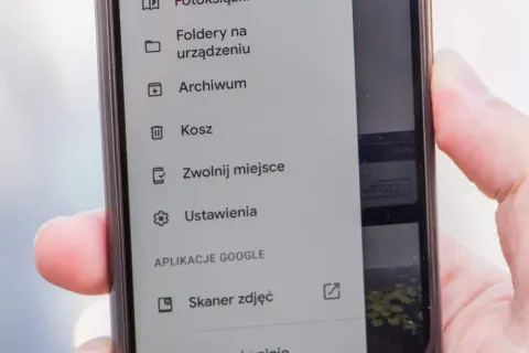 Menu telefonu z opcją "Kosz" na wiadomości SMS. Dostępne też foldery, archiwum i ustawienia.