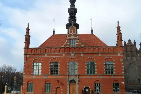 Wspaniała ceglana fasada, wieża i detale architektoniczne świadczą o tym, że to najstarszy budynek w Gdańsku.