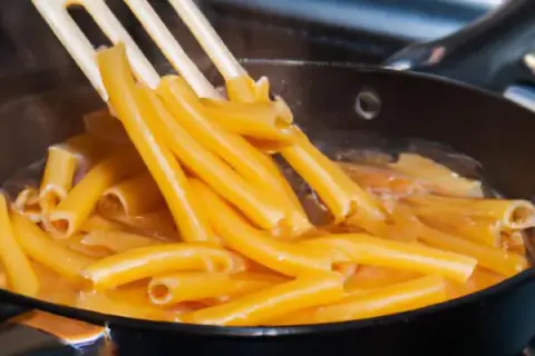 Jak podgrzać makaron z sosem, aby nie stracił smaku i konsystencji? Proste metody