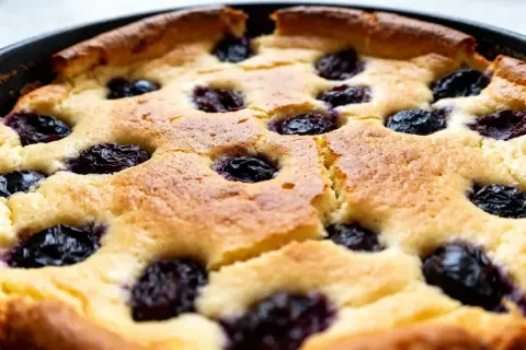 Un délicieux far breton aux pruneaux, recette de grand-mère, tout juste sorti du four.