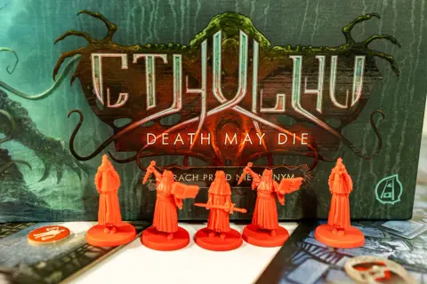 Figurki bohaterów gry planszowej Cthulhu: Death May Die, gotowe do walki z mrocznymi siłami.
