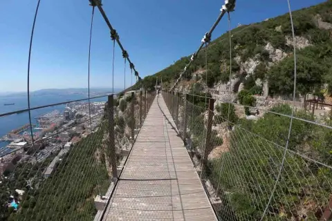 Puente colgante con vistas a la bahía y la ciudad. Una experiencia única para visiter Gibraltar à pied.