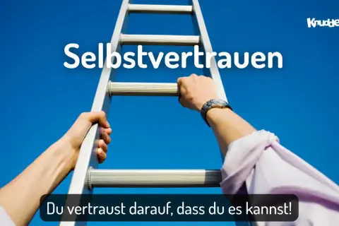 Hände greifen nach einer Leiter, die zum Himmel führt. "Selbstvertrauen" steht geschrieben. Du bleibst dir treu, indem du darauf vertraust, dass du es kannst!