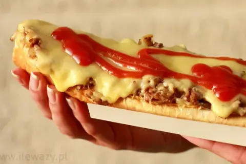 Zapiekanka z pieczarkami i serem: ile ma kcal? Sprawdź!