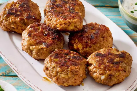Saftige Buletten, perfekt gebraten, liegen auf einem Teller. Ein einfaches Buletten Rezept für den Genuss.