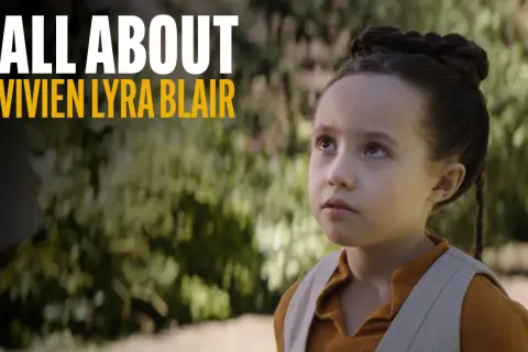 Vivien Lyra Blair, ein junges Mädchen mit geflochtenen Haaren, blickt nachdenklich nach oben. Der Text "ALL ABOUT VIVIEN LYRA BLAIR" ist im Bild zu sehen.
