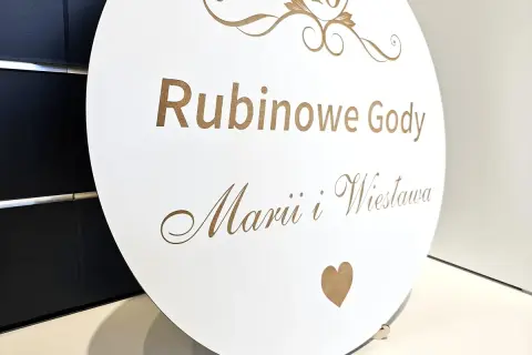 Okrągły topper na tort z napisem "Rubinowe Gody Marii i Wiesława" i cyfrą 40. Idealny pomysł, jak udekorować tort na 40 rocznicę ślubu.