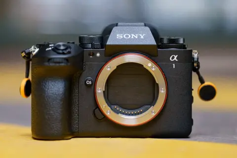 Le Sony Alpha 1, un appareil photo professionnel, prêt à capturer l'instant.