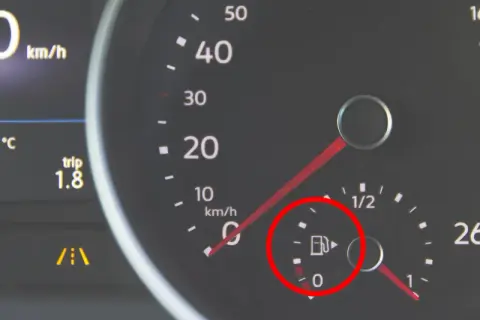Bränslemätaren visar att det är låg nivå i en diesel B7 personbil. Hastighetsmätaren visar 0 km/h.