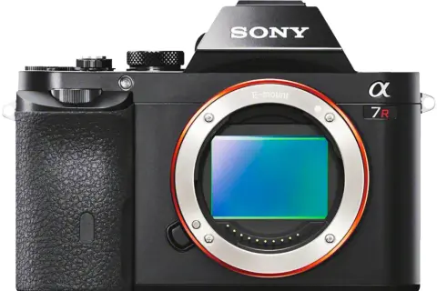 Appareil photo Sony Alpha a7R II, noir, avec objectif E-mount visible.