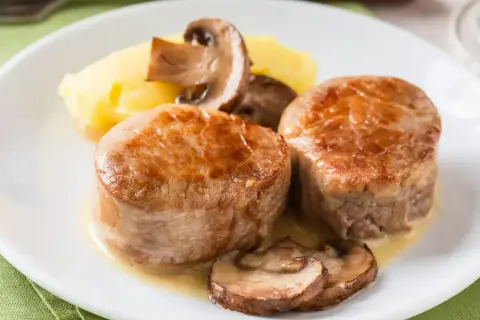 Polędwica wołowa z pieczarkami i puree ziemniaczanym. Idealny przepis na wykwintny obiad.