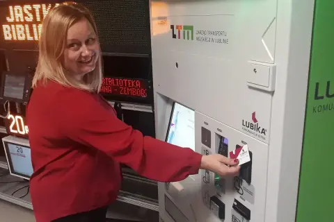 Kobieta kupuje bilet 15 minutowy w automacie LTM w Lublinie.