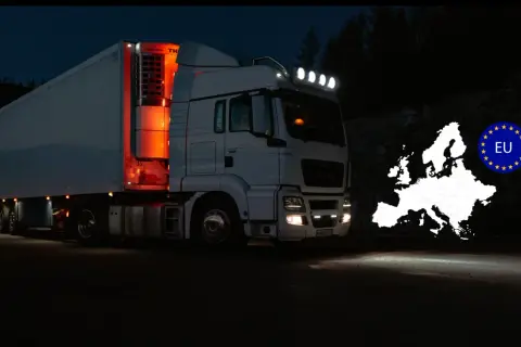 Camion blanc la nuit, éclairage LED, avec carte de l'Europe et drapeau UE. Respect de la réglementation éclairage poids lourds.