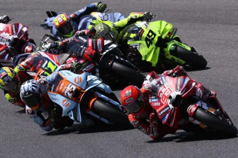 Motociclistas en plena carrera en Mugello, ¡los horarios de MotoGP son emocionantes!
