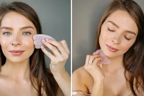 Kvinna använder en gua sha för ansiktsmassage.