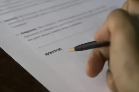 Firma su documento, un passo importante pre delibera mutuo.