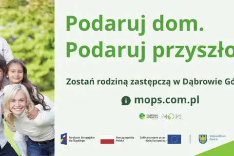 Szczęśliwa rodzina na tle zieleni. Zachęta do zostania rodziną zastępczą w Dąbrowie Górniczej, informacja o mops.com.pl.