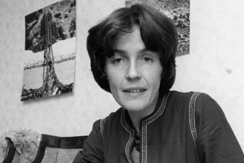 Polska alpinistka Wanda Rutkiewicz na zdjęciu. W tle widoczne obrazy z górskim krajobrazem.