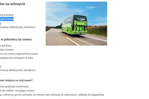 Flixbus przewóz rowerów: zielony autobus z uchwytami na rowery z tyłu jedzie po autostradzie.