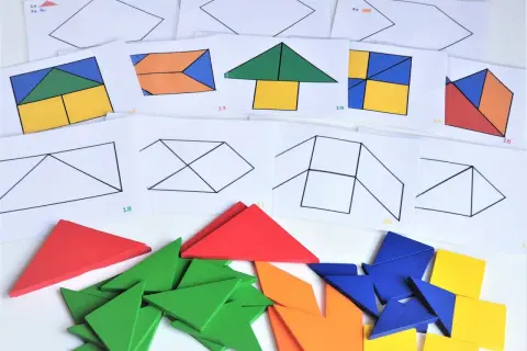 Kolorowe klocki tangram i karty z różnymi tangram wzory do układania.