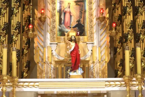 Figurka Jezusa Zmartwychwstałego na ołtarzu. W tle obraz Matki Bożej. To symboliczne przypomnienie, ile trwa okres wielkanocny i radość ze Zmartwychwstania.