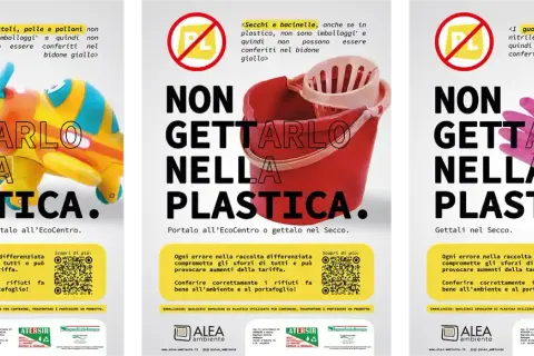 Tre poster informativi sulle corrette divisioni raccolta differenziata: giocattoli, secchi e guanti non vanno nella plastica.