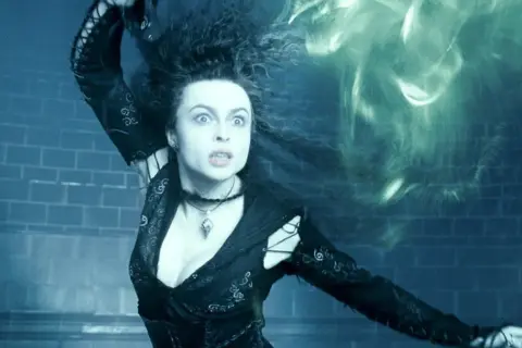 Helena Bonham Carter w filmach jako Bellatrix Lestrange, rzuca zaklęcie.