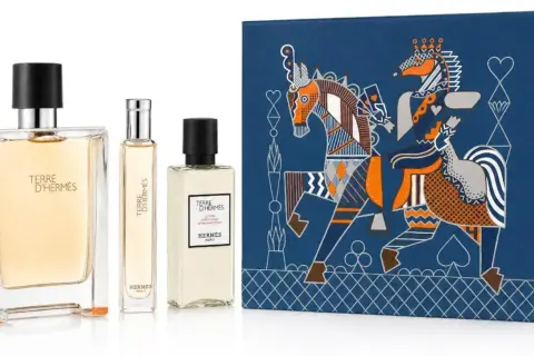 Zestaw kosmetyków Terre d'Hermès 100ml z eleganckim pudełkiem ozdobionym motywem konia i kart.