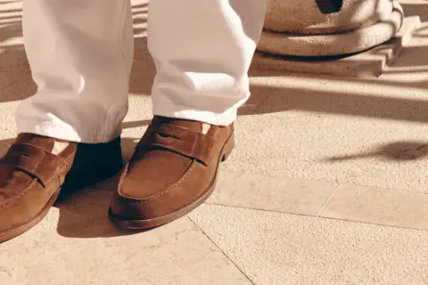 Eleganza casual: mocassini marroni uomo abbinamento perfetto con pantaloni chiari per un look raffinato sotto il sole.