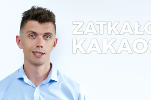 Mężczyzna z niebieskimi oczami i pytaniem "Zatkało kakao?" na białym tle. Co odpowiedzieć na zjedz je równo?